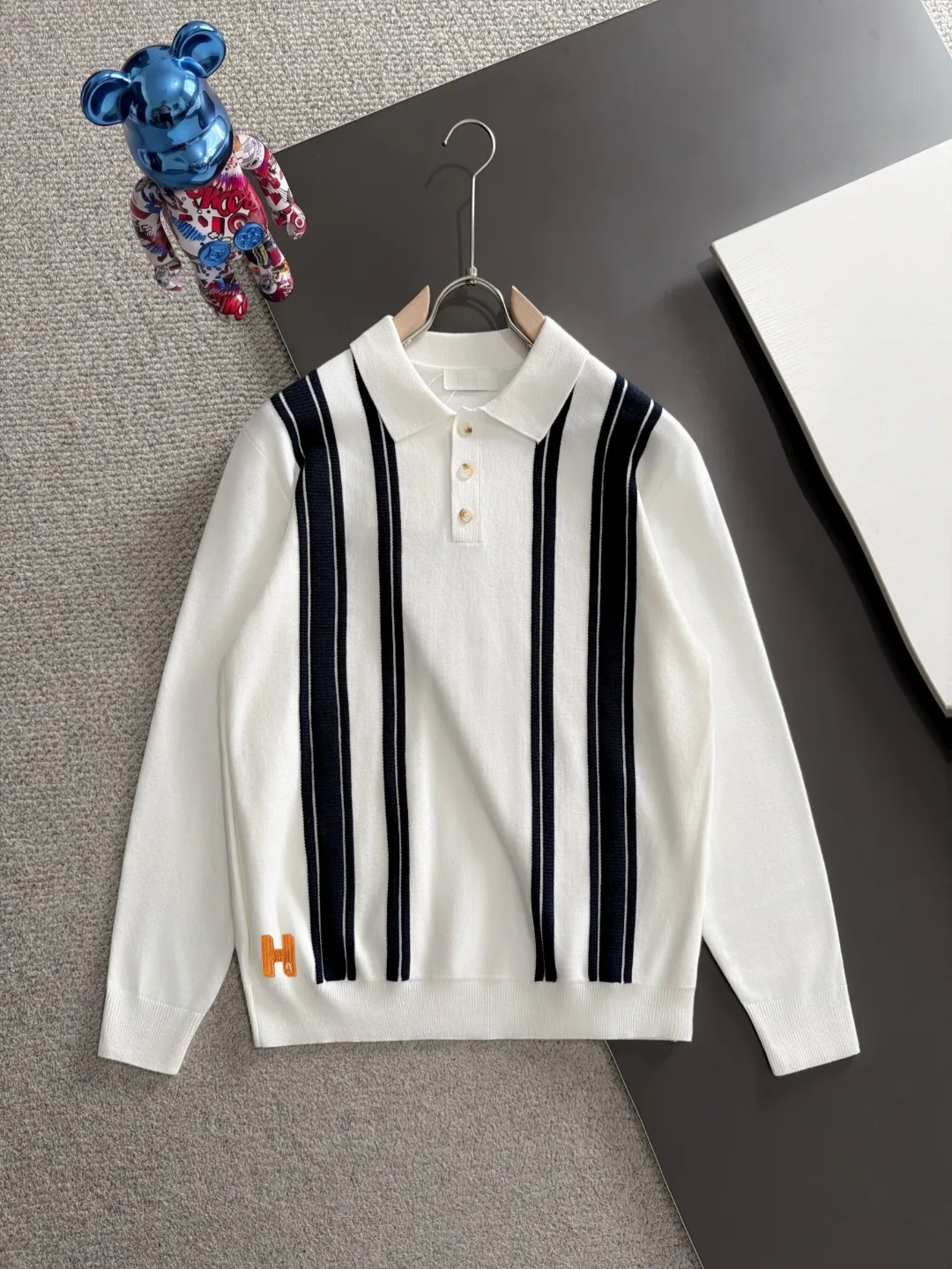Next day shipping P195 Hermès 2026 Autumn and Winter latest sweater from the official website, now on sale at the counter simultaneously Hot Sale! Specially made of wool blended fabric. It feels comfortable and can be directly in contact with the skin. The logo badge is exquisitely embroidered, which is extremely eye-catching! The details highlight the fashionable charm of big brands. Exquisite workmanship. Three-dimensional cutting style. The wearing effect is invincible and handsome! All three standards are complete! Sizes:M-3XL